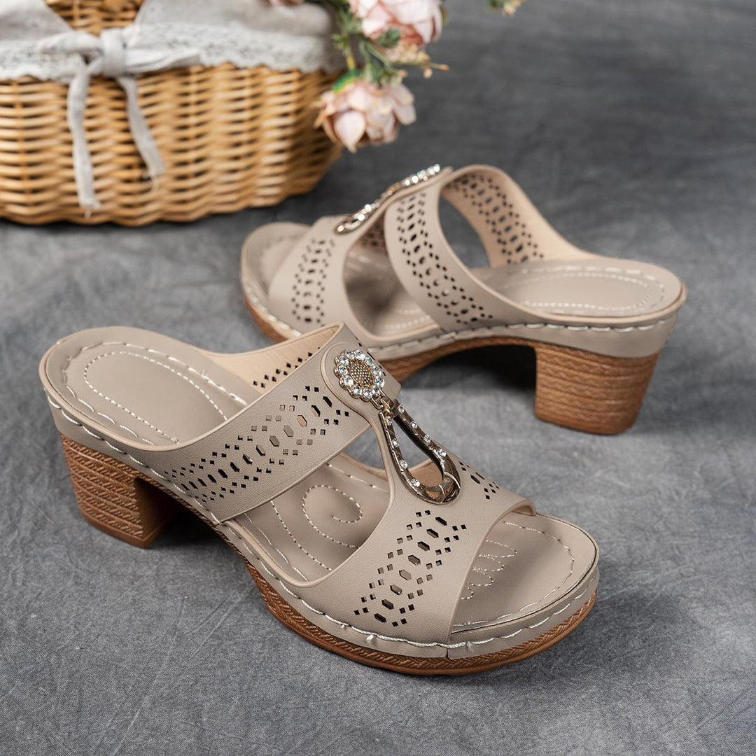 BobaFashion size chart for Finley flat sandals covering US sizes 5 through 12