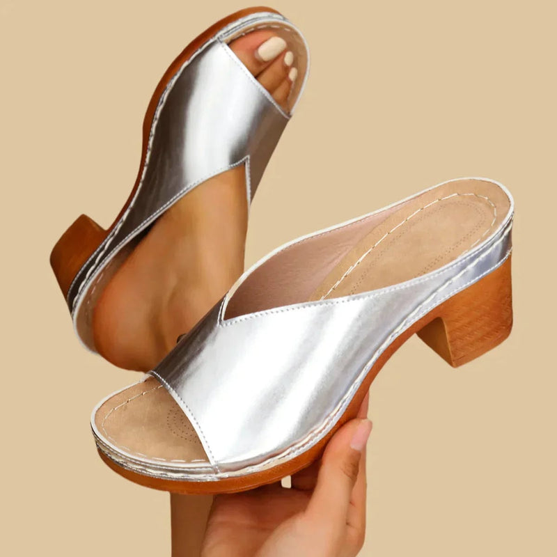 Close-up of the cushioned orthopedic sole and wooden-look block heel on the Lisa sandal