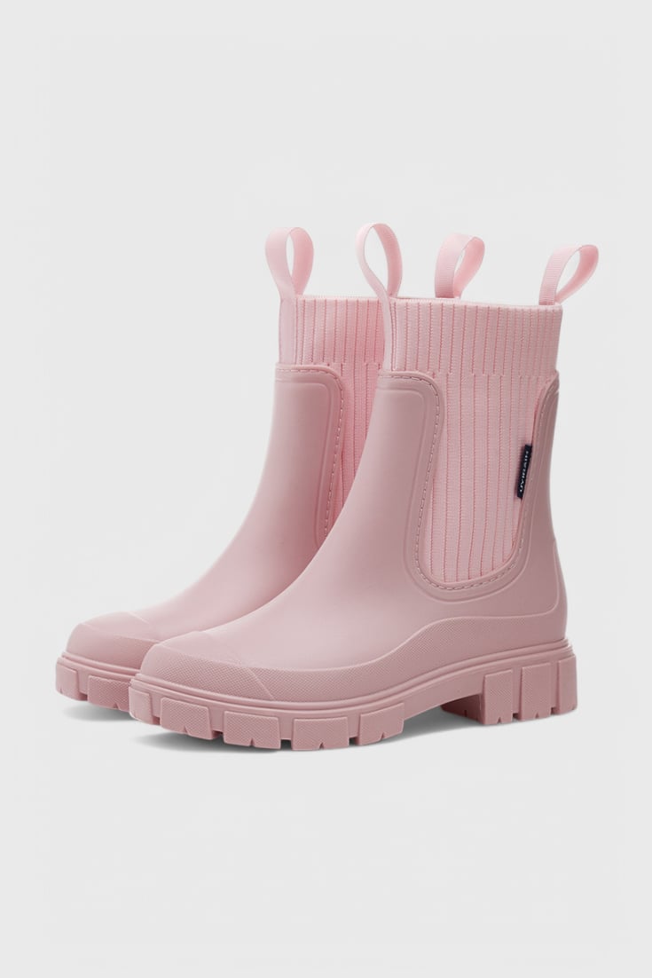 Maelie Chelsea boots styled with skinny jeans showing leg-lengthening effect
