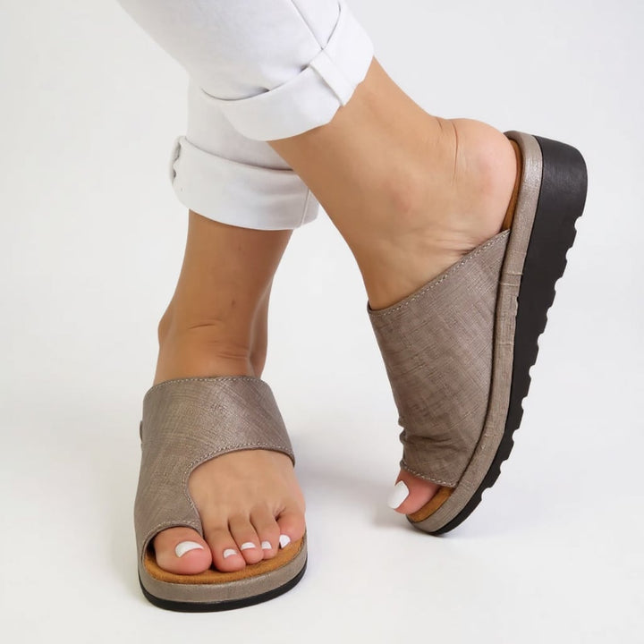 Side profile of the Suki cushioned sandal highlighting the contoured footbed