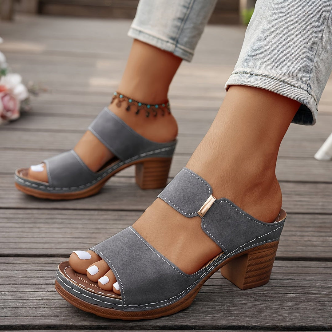 Zelda women's sandal in dark brown, front three-quarter view